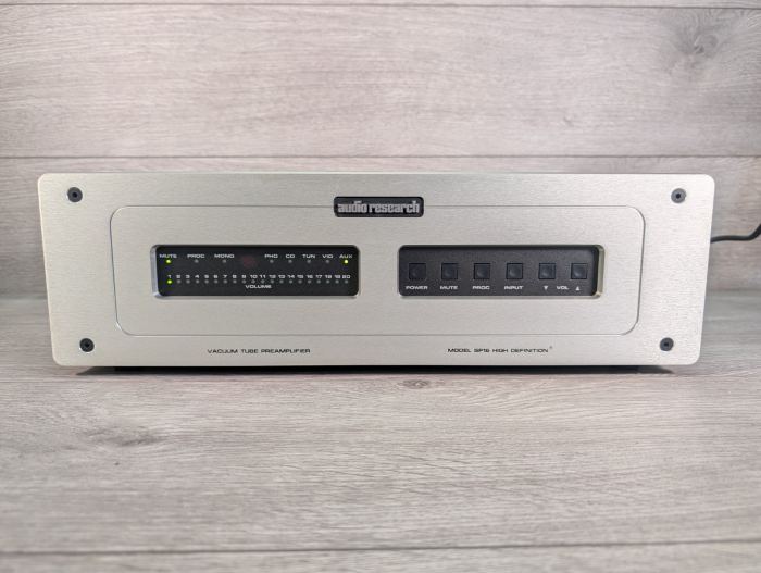 Audio Research SP16L High Definition Vacuum Tube Preamp - Gebraucht - Silber