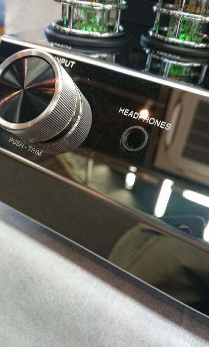 McIntosh C8 Vakuumröhren-Vorverstärker schwarz Audiogeräte aus Japan gewartet